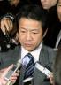 麻生首相との会談を終え、厳しい表情で記者の質問を聞く中川財務・金融相＝１６日午後、首相官邸