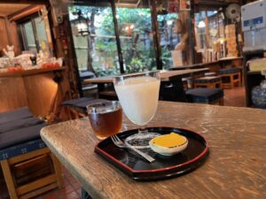 神田明神の鳥居前で「冷やし甘酒」―天野屋さんへ